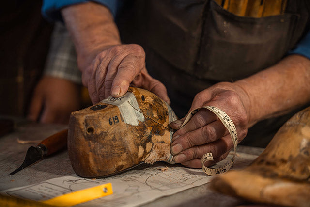 paul-bond-boots-barn-custom-boot-shoe-last-measurement.jpg__PID:95e572a2-ea45-41d9-a0a6-d2d2fa1e534e